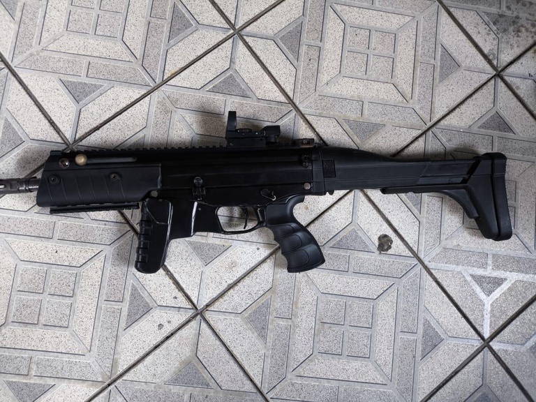 Homem é preso durante ação da FICCO/Santos em Guarujá; armas e drogas são apreendidas