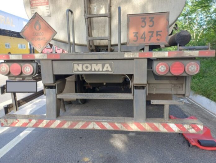 O sistema indicava que o semirreboque era da marca Noma. Na vistoria, os policiais identificaram características da fabricante Facchini