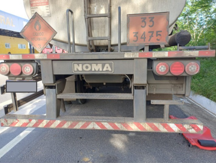 O sistema indicava que o semirreboque era da marca Noma. Na vistoria, os policiais identificaram características da fabricante Facchini