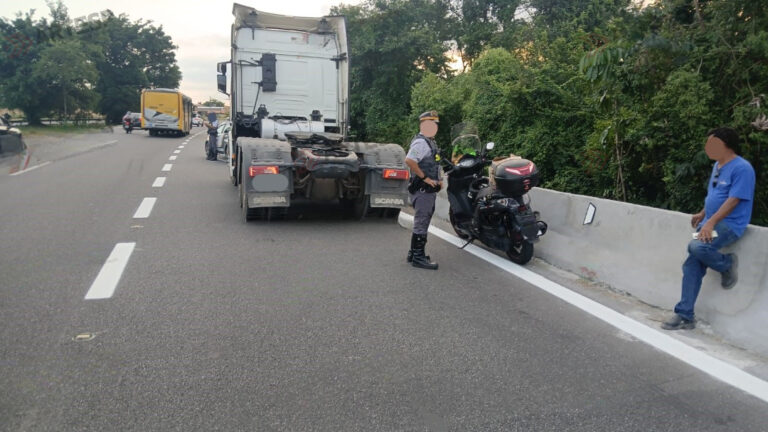 Colisão entre carreta e moto deixa um homem morto em rodovia de Cubatão