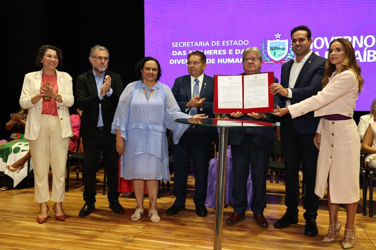 João Azevêdo anuncia novas políticas e ações para mulheres da Paraíba