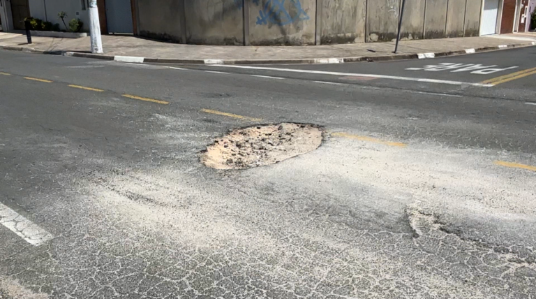 Motociclista quebra a clavícula após cair em buraco em Campinas