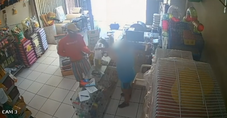 Bandido invade loja de produtos para pets e rende funcionária