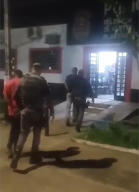 Atirador foge após brigar na casa da ex, mas carro trava em estrada e ele é preso