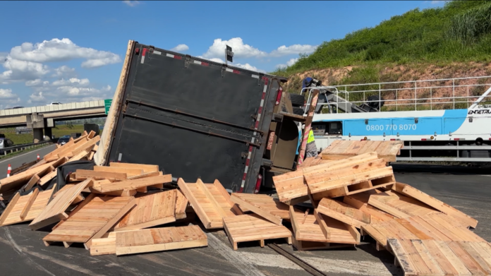 Carreta tomba e espalha mais de 500 paletes na marginal da Dom Pedro Carreta tomba e espalha mais de 500 paletes na marginal da Dom Pedro