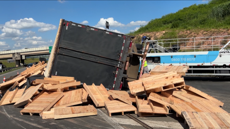 Carreta tomba e espalha mais de 500 paletes na marginal da Dom Pedro