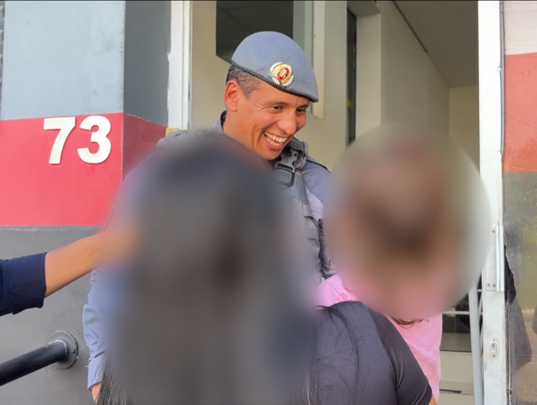 Mãe e filha reencontram sargento que salvou bebê de 2 anos sequestrada pelo pai