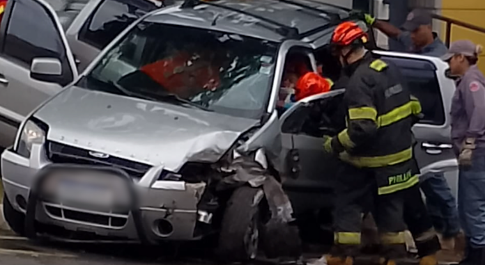 Carro bate em árvore e capota na Avenida Moraes Salles em Campinas