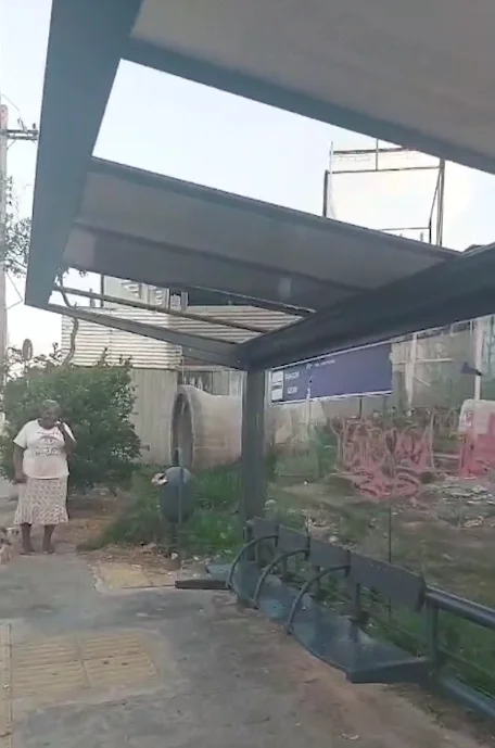 Ponto de ônibus sem cobertura revolta passageiros em Campinas Ponto de ônibus sem cobertura revolta passageiros em Campinas