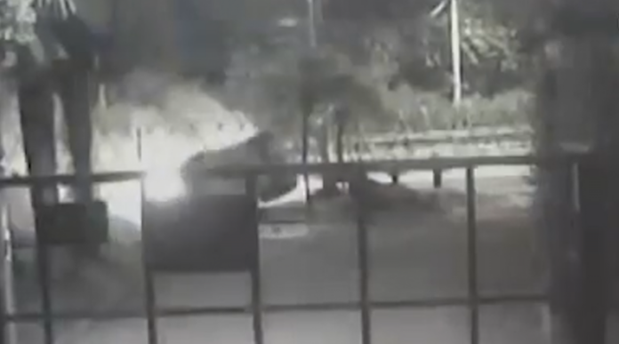 Motorista de caminhonete destrói muro de loja e foge em Campinas