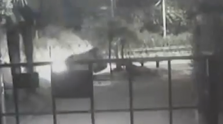 Motorista de caminhonete destrói muro de loja e foge em Campinas