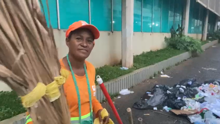 Festival “Elas Ocupam” termina com lixo acumulado na esplanada e mulher ‘sozinha’ fica responsável pela limpeza