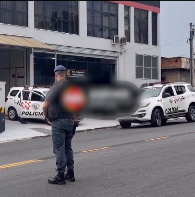 Paciente em surto faz médica refém com caneta em posto de saúde