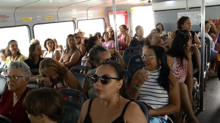 Passa Porto leva mulheres para passeio no canal do Porto de Santos