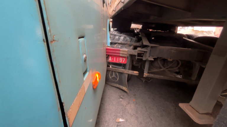 Acidente entre carreta e ônibus interdita via no final da Prestes Maia