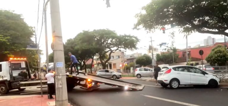 Acidente entre moto e carro trava o trânsito da Av. 13 de maio