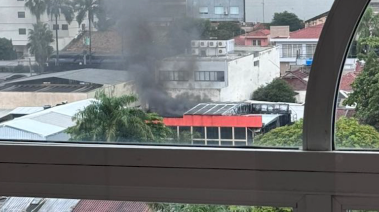Curto em ar-condicionado provoca incêndio em bar no Cambuí