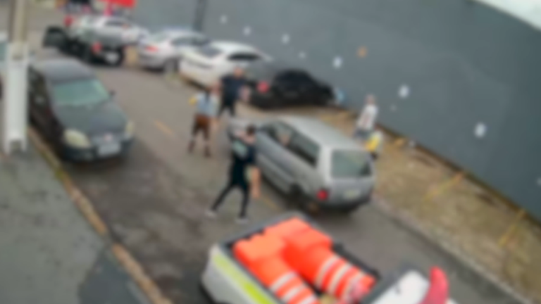 Agente de trânsito é ameaçado e quase atropelado ao aplicar multa