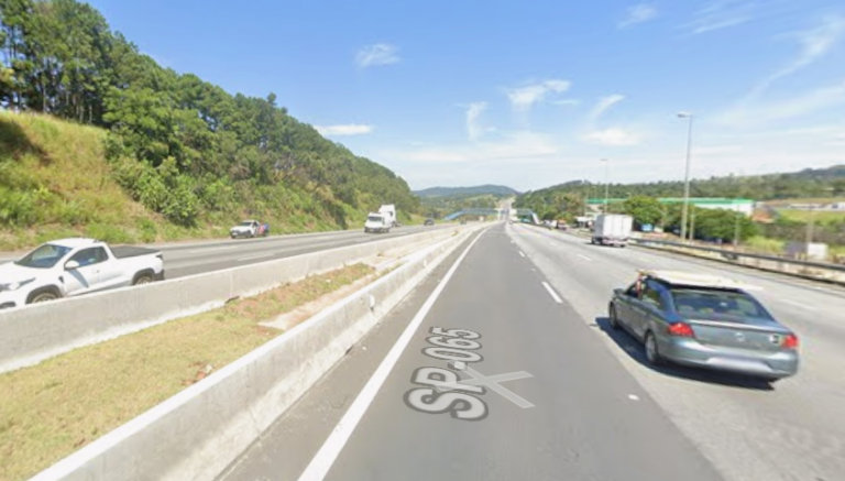 Caminhoneiro é rendido e tem veículo roubado após disparos na Rodovia Dom Pedro I