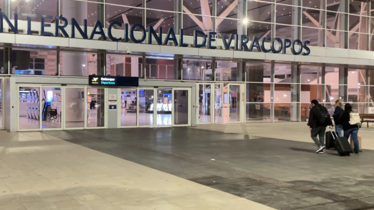 Avião com 115 haitianos fica retido em Viracopos por suspeita de visto falso