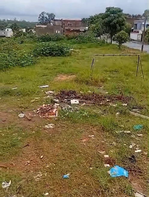 Mato alto e brinquedos quebrados tomam conta de parquinho