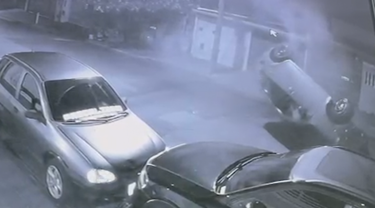 Motorista perde controle, atinge veículos estacionados e capota carro