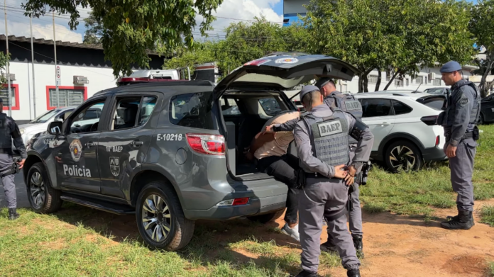 Criminosos rendem caminhoneiros e roubam carga de alumínio de R$ 100 mil