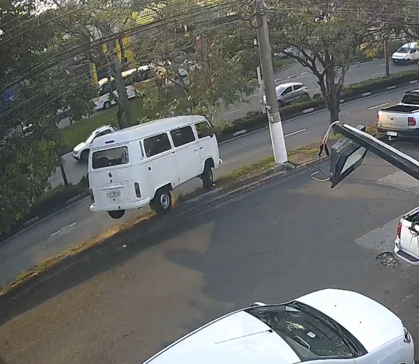 Kombi desgovernada invade canteiro e para na Prestes Maia
