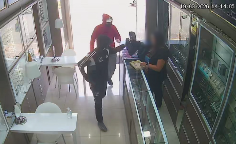 Trio armado invade relojoaria em plena luz do dia no Centro
