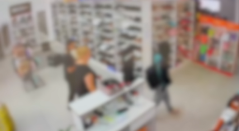 Ladrão corre atrás de funcionária e rouba loja de sapatos em Campinas