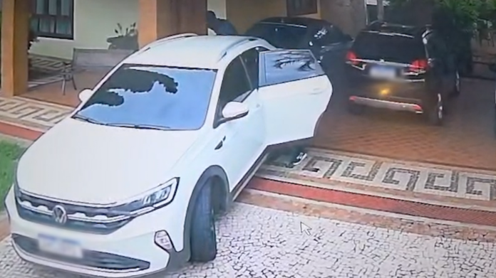 Criminosos invadem casa, rendem família e fazem transferências de R$ 20 mil Criminosos invadem casa, rendem família e fazem transferências de R$ 20 mil