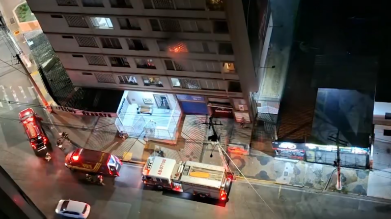 Apartamento pega fogo no Centro de Campinas com adolescente dentro