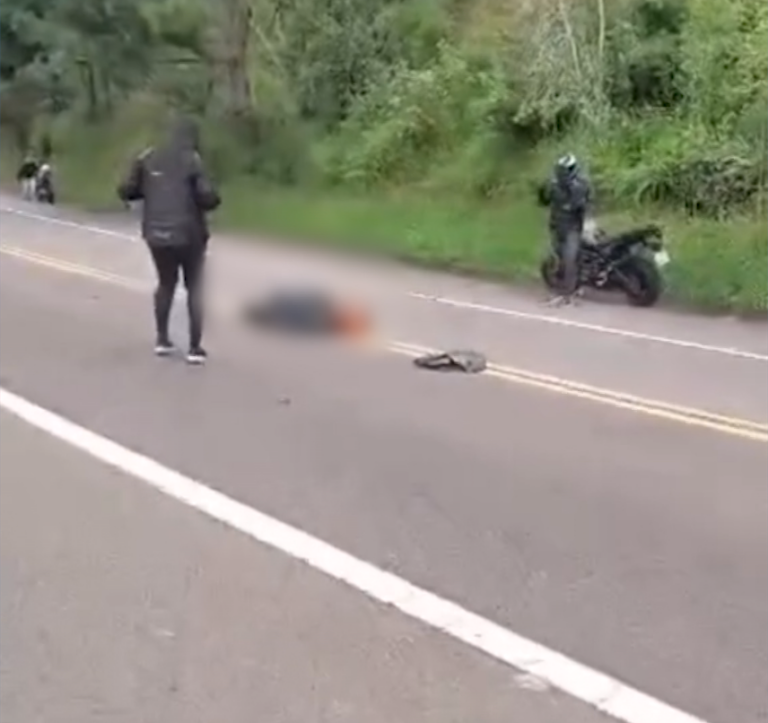 Motociclista morre após perder o controle em curva e bater em carro na rodovia