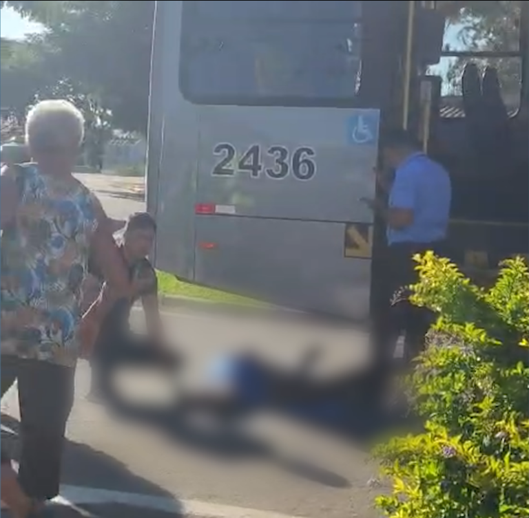 Idoso cai de ônibus em movimento e quebra duas costelas em Campinas