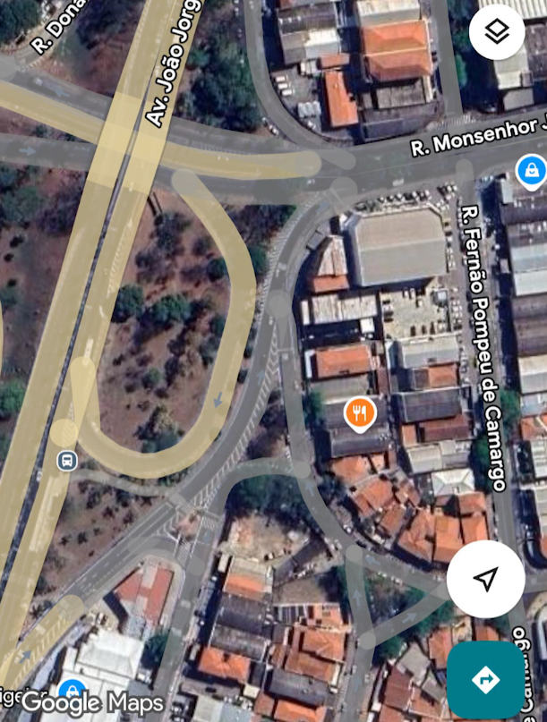 Carreta com 40 toneladas de milho quebra e trava acesso para a Aquidabã