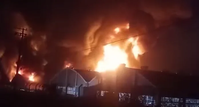 Incêndio atinge fábrica de espumas em Campinas Incêndio atinge fábrica de espumas em Campinas