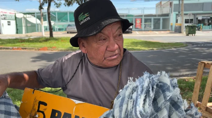 Rostos da rua: aposentado de 66 anos encara chuva e sol para vender panos em Campinas Rostos da rua: aposentado de 66 anos encara chuva e sol para vender panos em Campinas