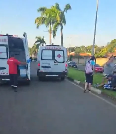 Motorista com CNH vencida atropela duas meninas em frente a escola