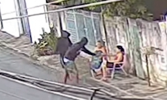 VÍDEO: Idosas são roubadas na calçada enquanto conversavam VÍDEO: Idosas são roubadas na calçada enquanto conversavam