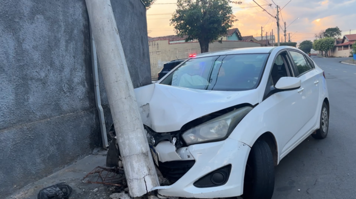 Mulher bate em poste que fica pendurado em casa e foge deixando CNH para trás