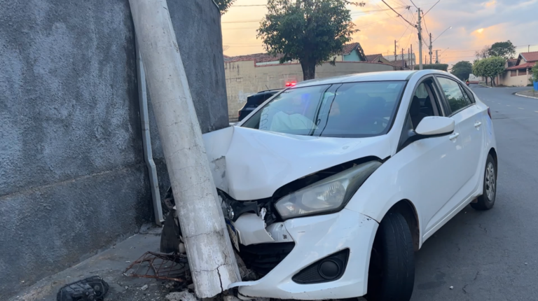 Mulher bate em poste que fica pendurado em casa e foge deixando CNH para trás