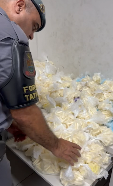 Polícia Militar apreende 50 kg de drogas em "casa bomba"