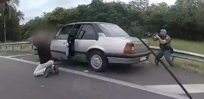 Motorista feito refém durante roubo de carga é resgatado