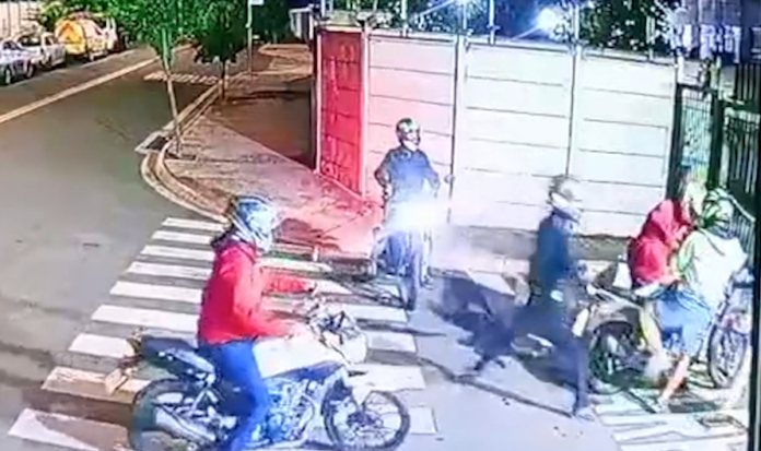 Quadrilha com duas motos cerca casal e rouba motocicleta em frente a condomínio Quadrilha com duas motos cerca casal e rouba motocicleta em frente a condomínio