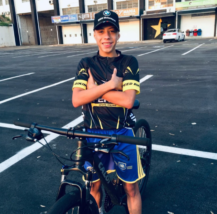 Família e amigos se despedem de jovem assassinado durante briga