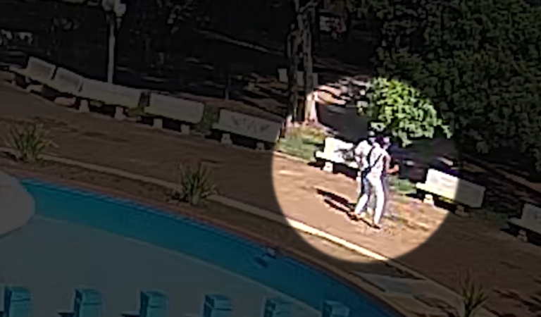 Homem é esfaqueado em plena luz do dia; suspeito é preso