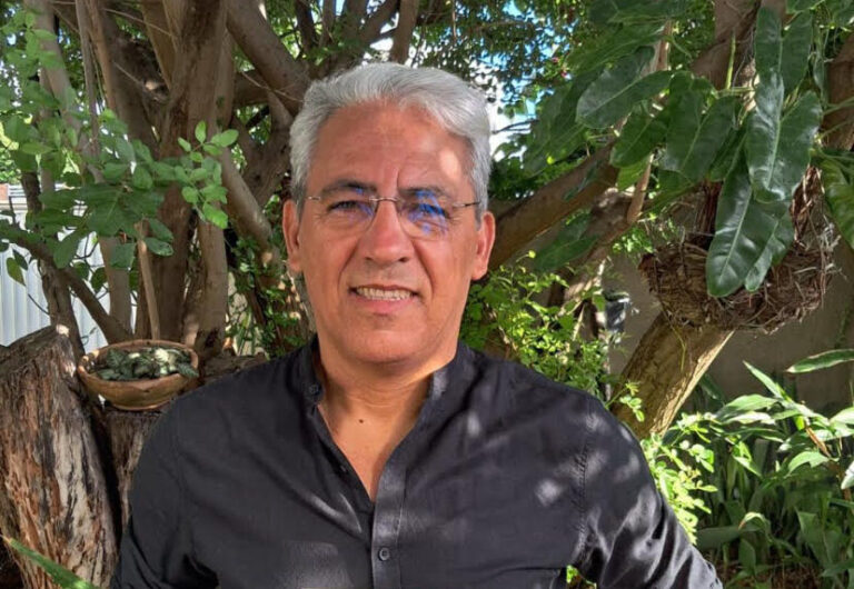 Ator paraibano lança livro sobre Teatro do Oprimido, método criado por Boal