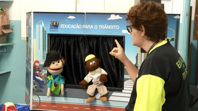 CET-Santos leva teatro de fantoches sobre trânsito às escolas