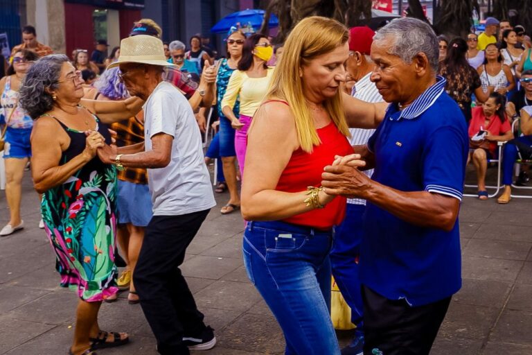 Cantora Ailma Ribeiro se apresenta no Sabadinho Bom em edição especial do Mês das Mulheres