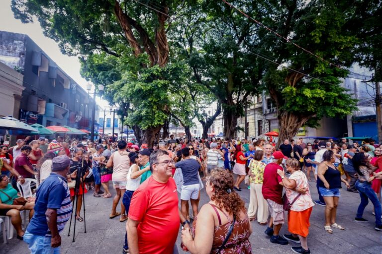 Sabadinho Bom homenageia mulheres com apresentação do grupo “Chora que Passa”